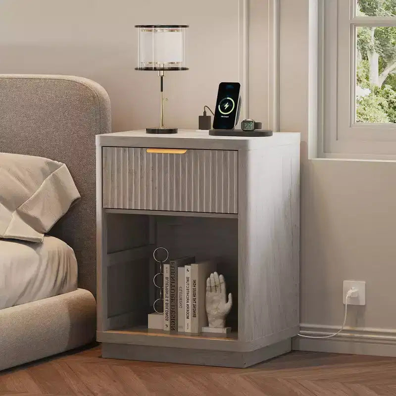 Comodini Scanalati Set da 2, Tavolini da Notte Stile Farmhouse con Stazione di Ricarica e 1 Cassetto Contenitore (Moderno di Metà Secolo)