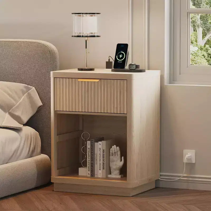 Comodini Scanalati Set da 2, Tavolini da Notte Stile Farmhouse con Stazione di Ricarica e 1 Cassetto Contenitore (Moderno di Metà Secolo)