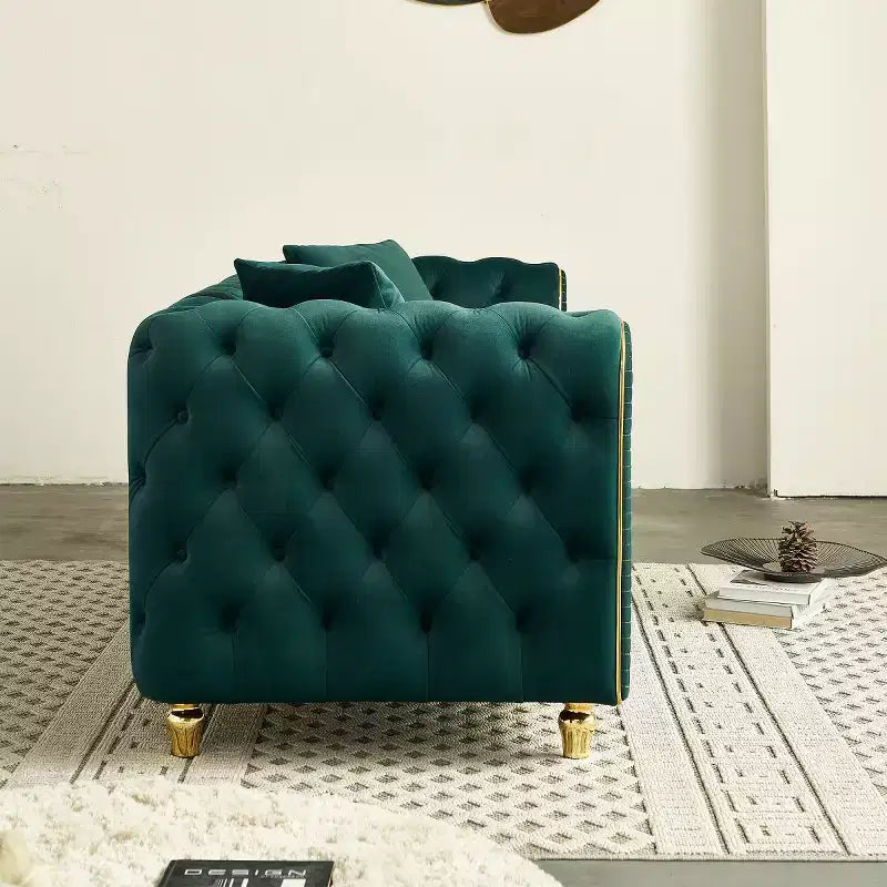 Divano Chesterfield moderno di lusso 86, divano a 3 posti con braccioli arrotolati e finiture dorate per soggiorno, camera da letto o appartamento127