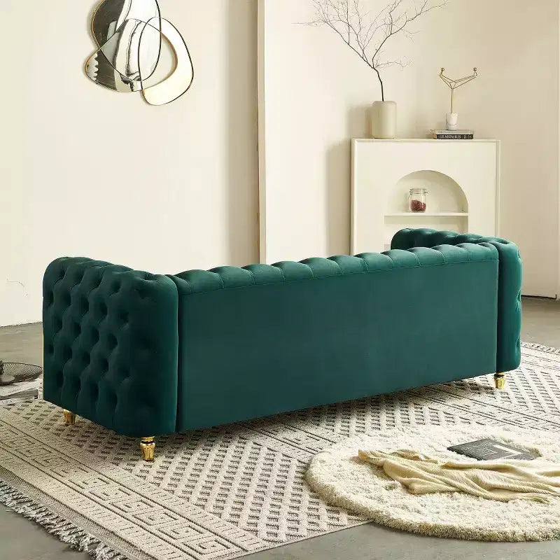 Divano Chesterfield moderno di lusso 86, divano a 3 posti con braccioli arrotolati e finiture dorate per soggiorno, camera da letto o appartamento127