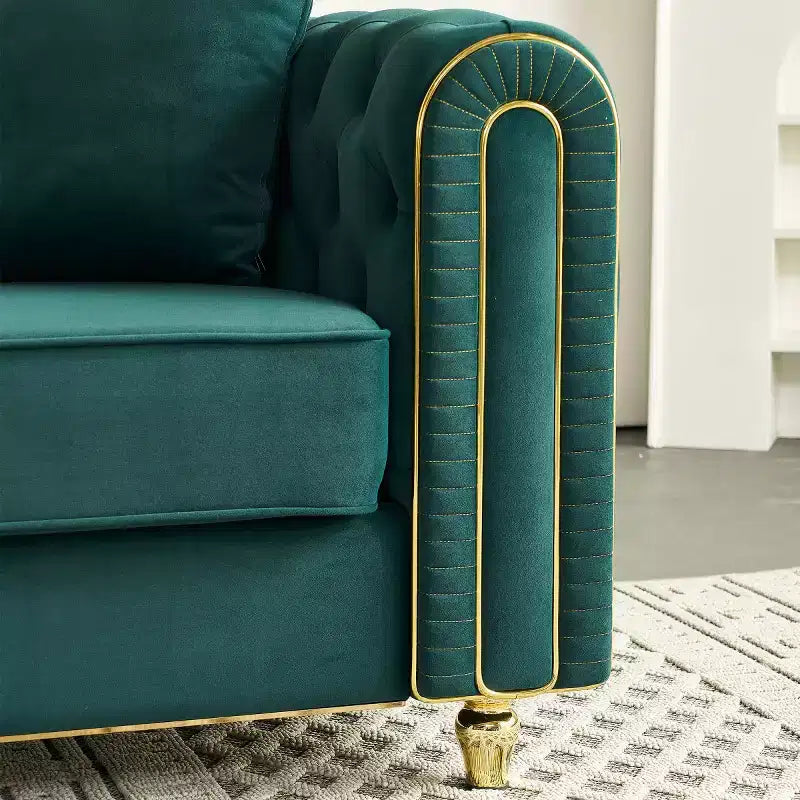 Divano Chesterfield moderno di lusso 86, divano a 3 posti con braccioli arrotolati e finiture dorate per soggiorno, camera da letto o appartamento127