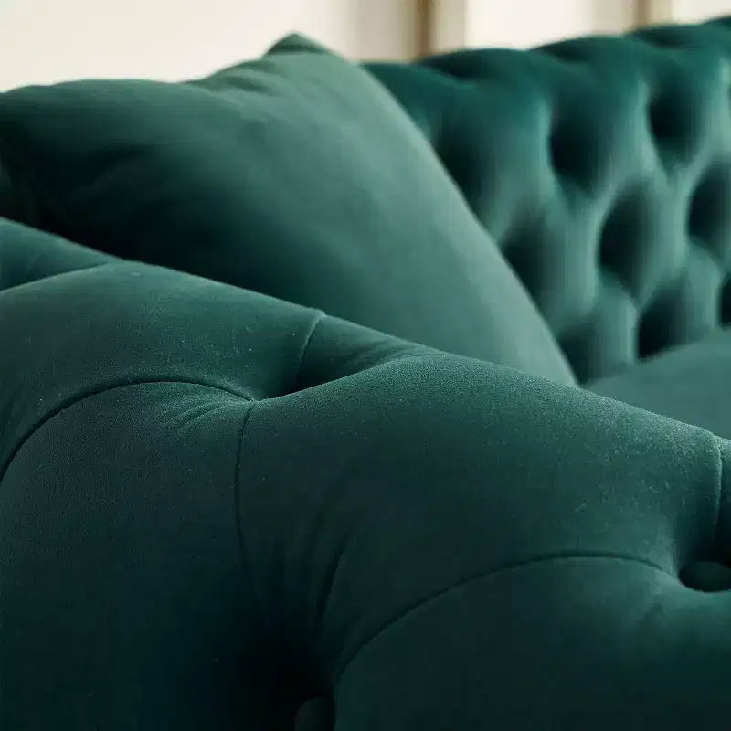 Divano Chesterfield moderno di lusso 86, divano a 3 posti con braccioli arrotolati e finiture dorate per soggiorno, camera da letto o appartamento127
