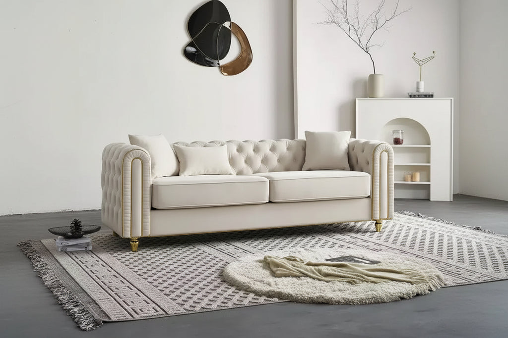 Divano Chesterfield moderno di lusso 86, divano a 3 posti con braccioli arrotolati e finiture dorate per soggiorno, camera da letto o appartamento127