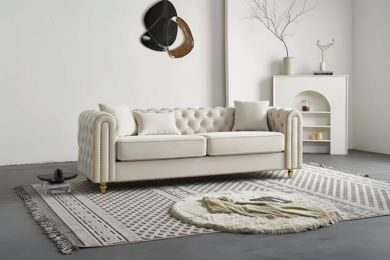 Divano Chesterfield moderno di lusso 86, divano a 3 posti con braccioli arrotolati e finiture dorate per soggiorno, camera da letto o appartamento127