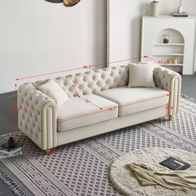 Divano Chesterfield moderno di lusso 86, divano a 3 posti con braccioli arrotolati e finiture dorate per soggiorno, camera da letto o appartamento127