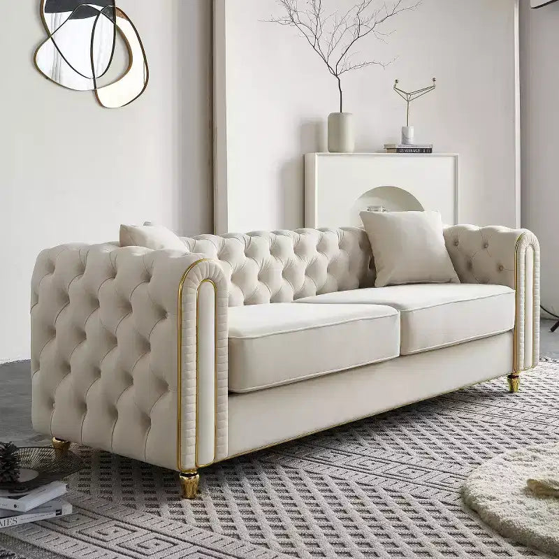 Divano Chesterfield moderno di lusso 86, divano a 3 posti con braccioli arrotolati e finiture dorate per soggiorno, camera da letto o appartamento127