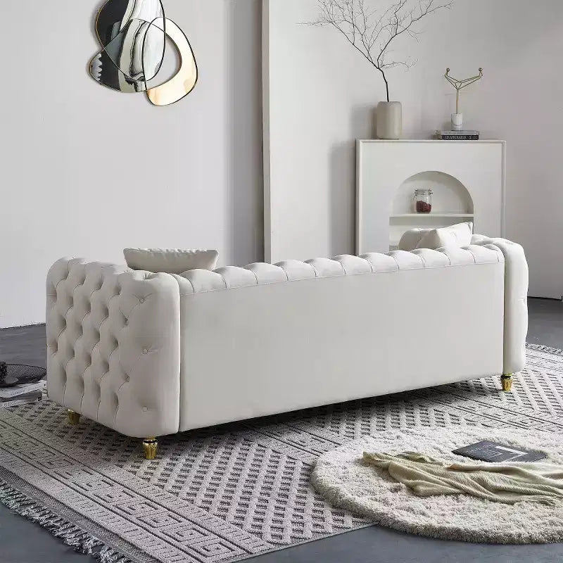 Divano Chesterfield moderno di lusso 86, divano a 3 posti con braccioli arrotolati e finiture dorate per soggiorno, camera da letto o appartamento127
