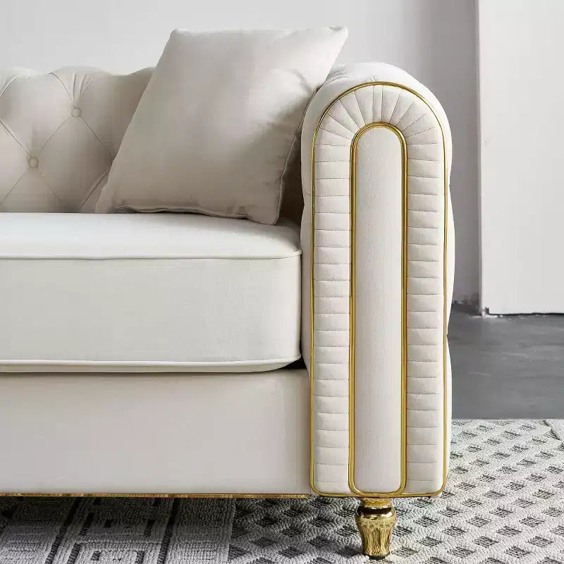 Divano Chesterfield moderno di lusso 86, divano a 3 posti con braccioli arrotolati e finiture dorate per soggiorno, camera da letto o appartamento127