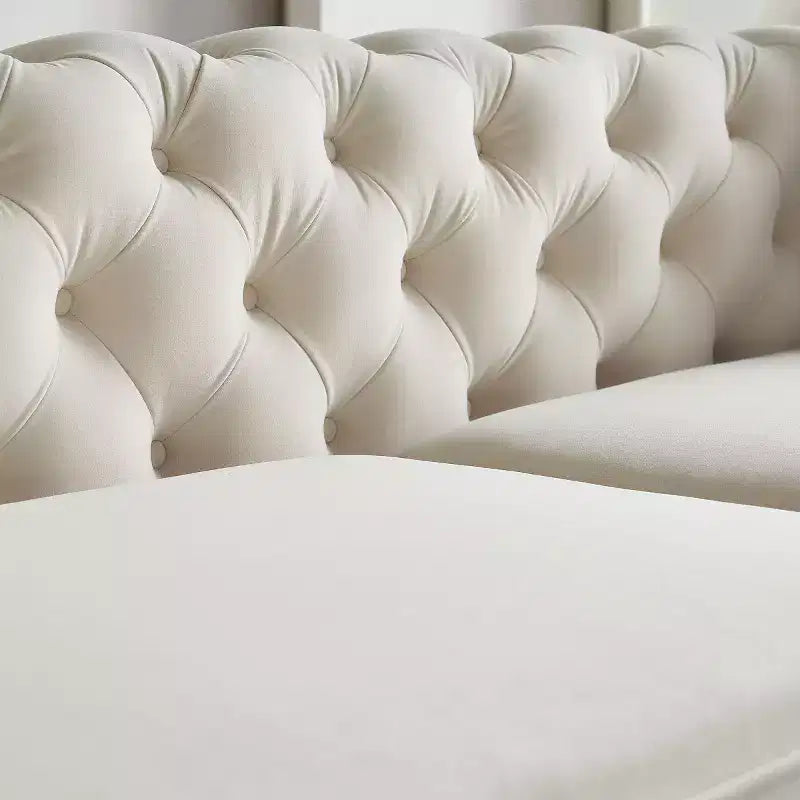 Divano Chesterfield moderno di lusso 86, divano a 3 posti con braccioli arrotolati e finiture dorate per soggiorno, camera da letto o appartamento127