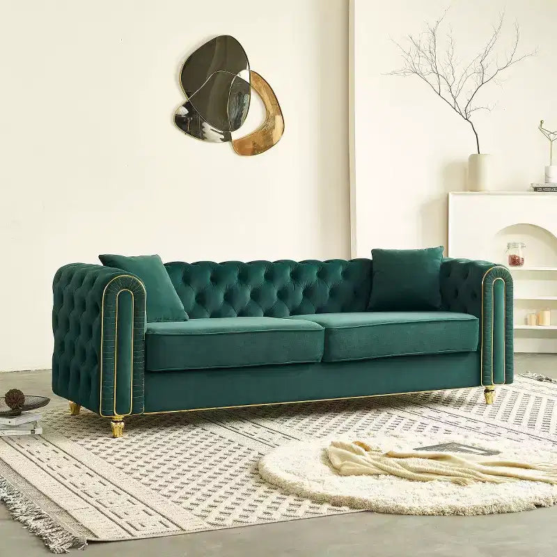 Divano Chesterfield moderno di lusso 86, divano a 3 posti con braccioli arrotolati e finiture dorate per soggiorno, camera da letto o appartamento127