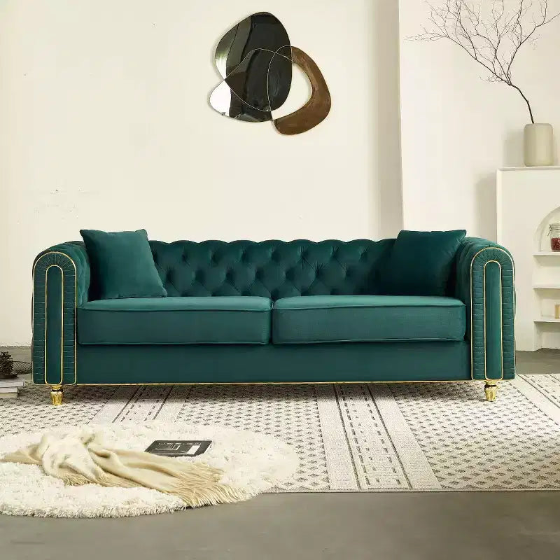 Divano Chesterfield moderno di lusso 86, divano a 3 posti con braccioli arrotolati e finiture dorate per soggiorno, camera da letto o appartamento127