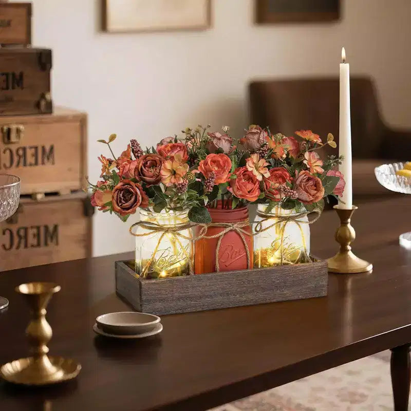 Centrotavola Decorazioni Barattoli Mason - 3 Pezzi Arredo Rustico Primaverile con Fiori Finti Blu, Vassoio in Legno e Luci con Timer, Decorazioni da Tavolo con Fiori Artificiali