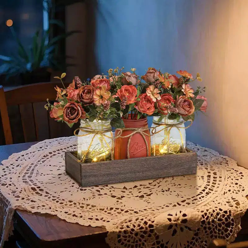 Centrotavola Decorazioni Barattoli Mason - 3 Pezzi Arredo Rustico Primaverile con Fiori Finti Blu, Vassoio in Legno e Luci con Timer, Decorazioni da Tavolo con Fiori Artificiali